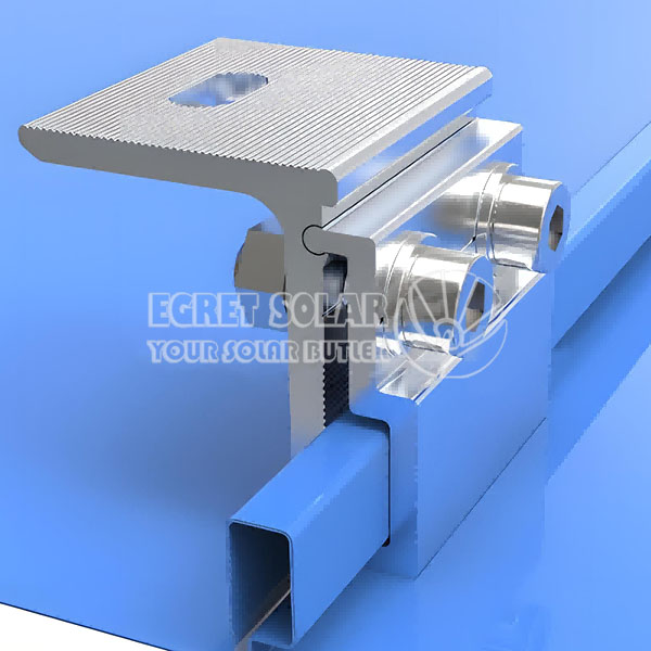 Stehfalz-Dachklemme aus Metall für die Montage von Solarmodulen